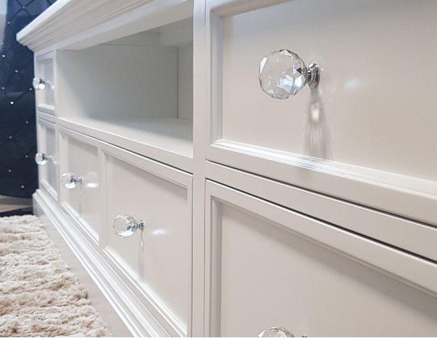 Komoda rtv Glamour, 6 szuflad z wnęką biała STOPNIOWANA