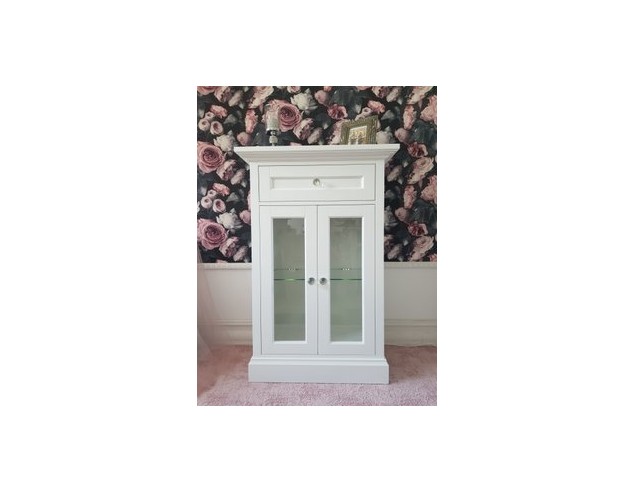 Komoda biała z KORONĄ