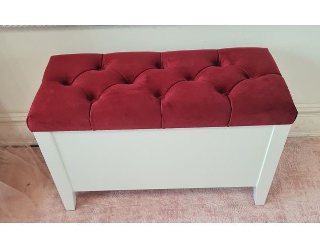 Ławka biała pikowana w tzw. caro ze schowkiem