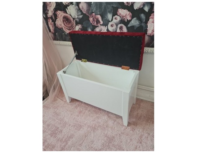 Ławka biała pikowana w tzw. caro ze schowkiem