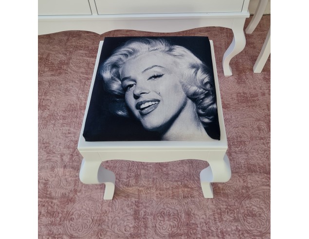 Krzesełko z drewna pufka ludwik z Marilyn Monroe