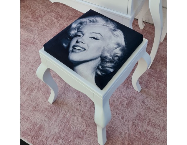 Krzesełko z drewna pufka ludwik z Marilyn Monroe