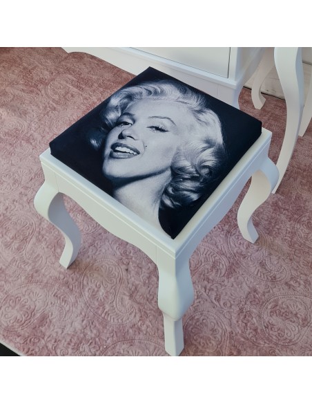 Krzesełko z drewna pufka ludwik z Marilyn Monroe